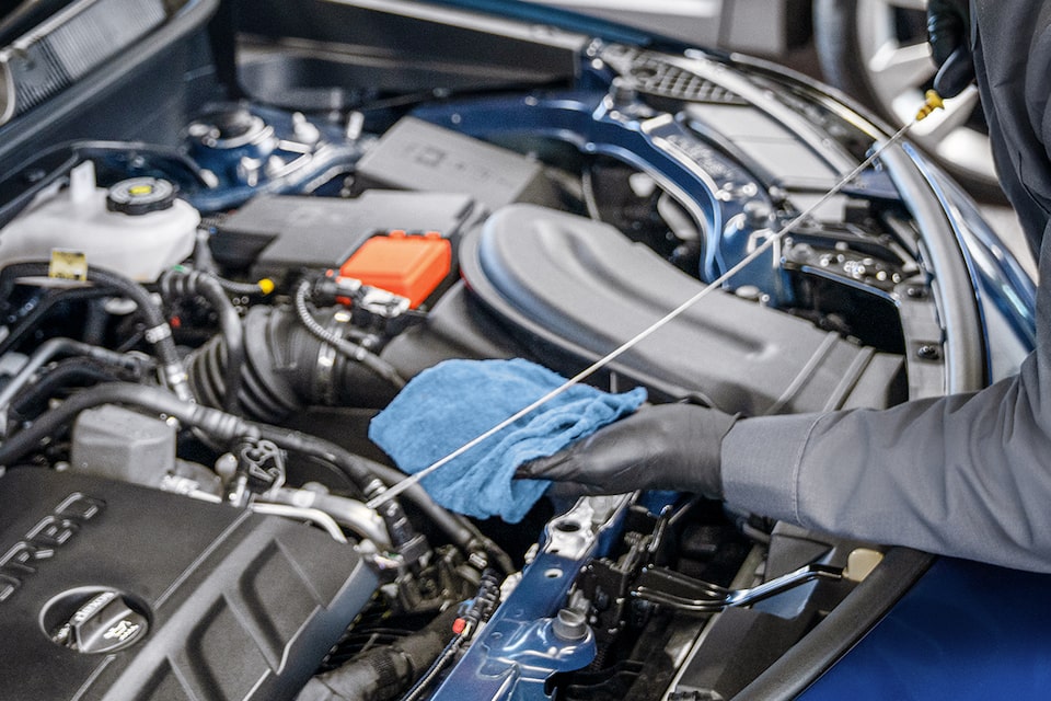 Certified Service technician working on an engine with Mobil 1™ motor oil